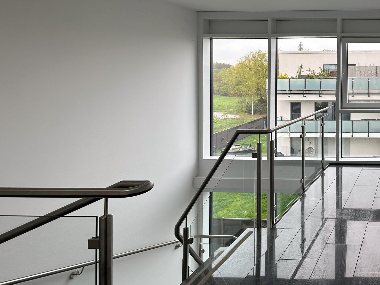 Modernes helles Treppenhaus