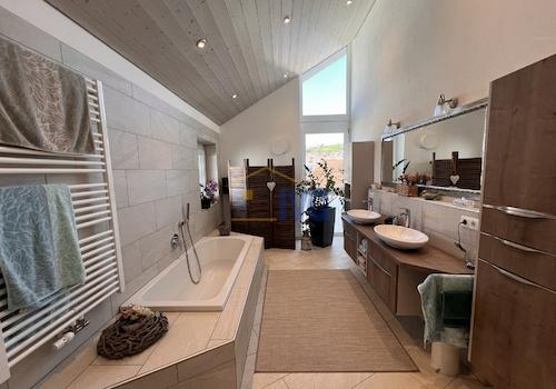 Tageslichtbad mit Dusche und Wanne