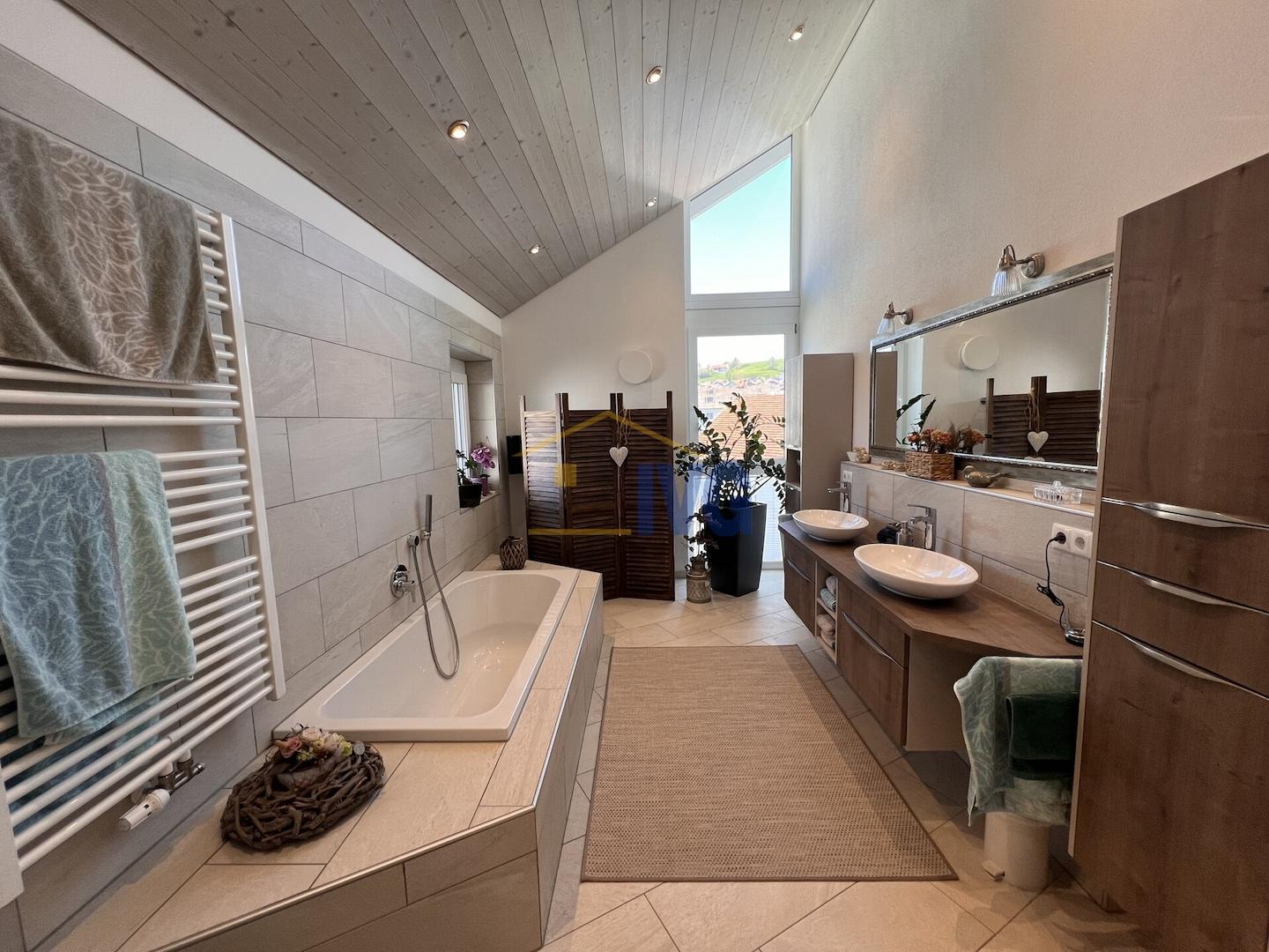 Tageslichtbad mit Dusche und Wanne