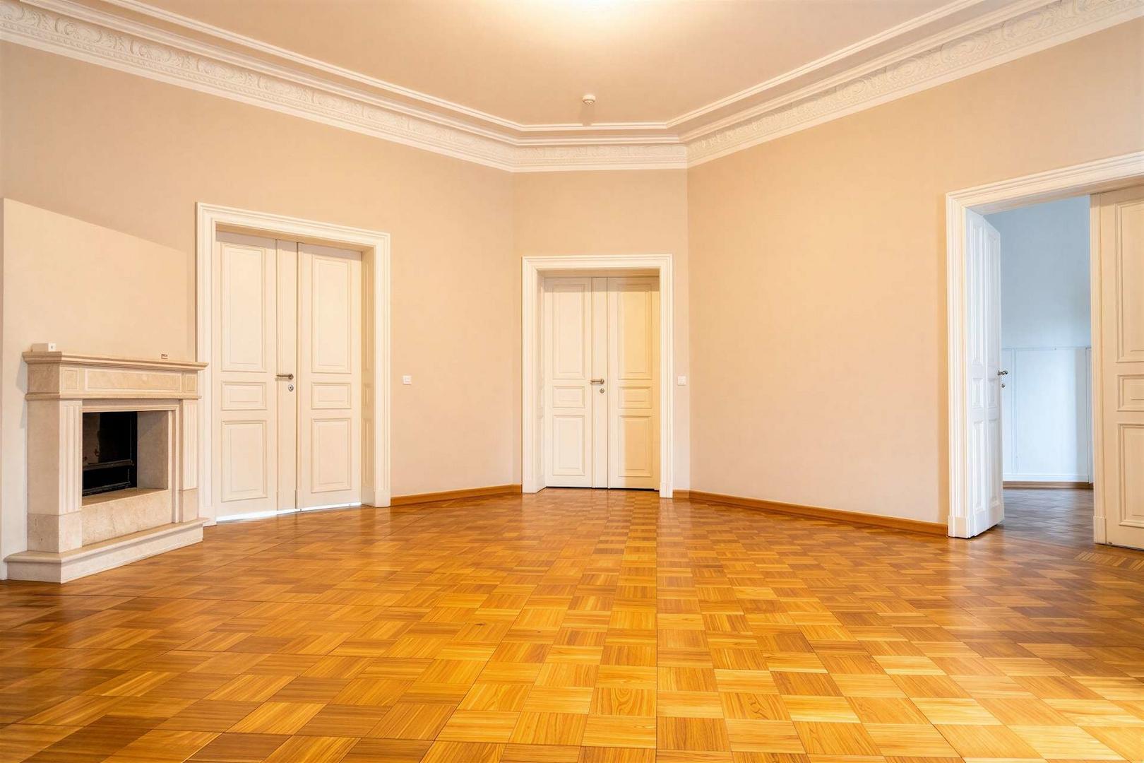 Salon mit Kamin & Wintergarten