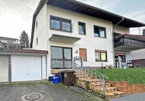 Außenansicht mit Garage