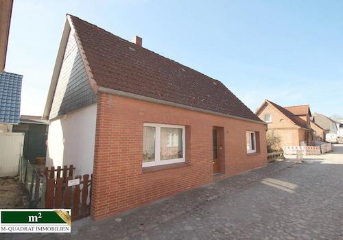 Gepflegte Außenfassade mit Eingangsbereich EFH