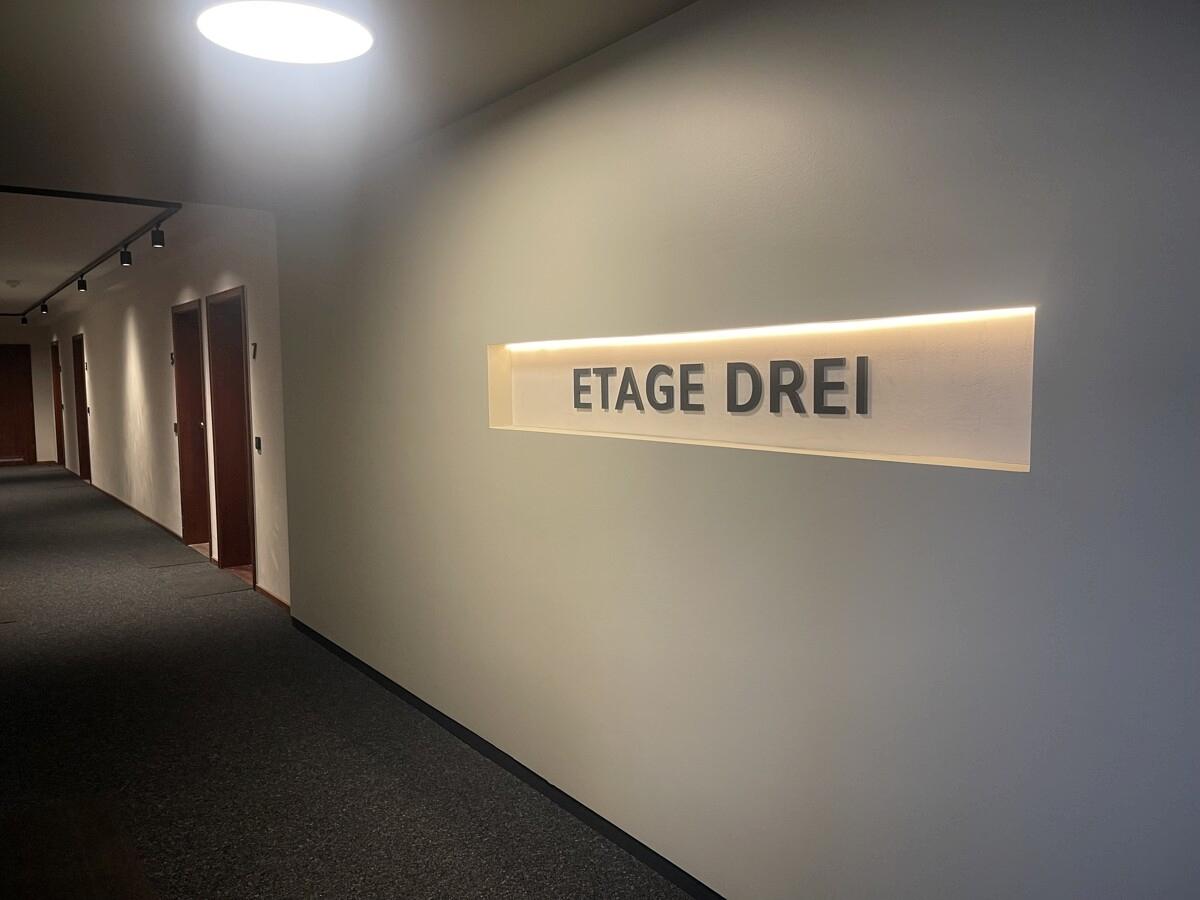 Frisch sanierte Flure