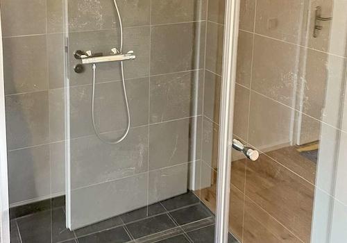 Große, ebenerdige Dusche