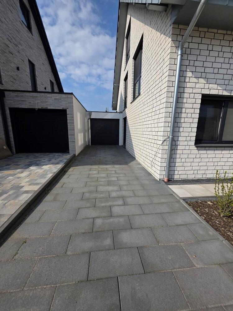 Garage und Stellplatz