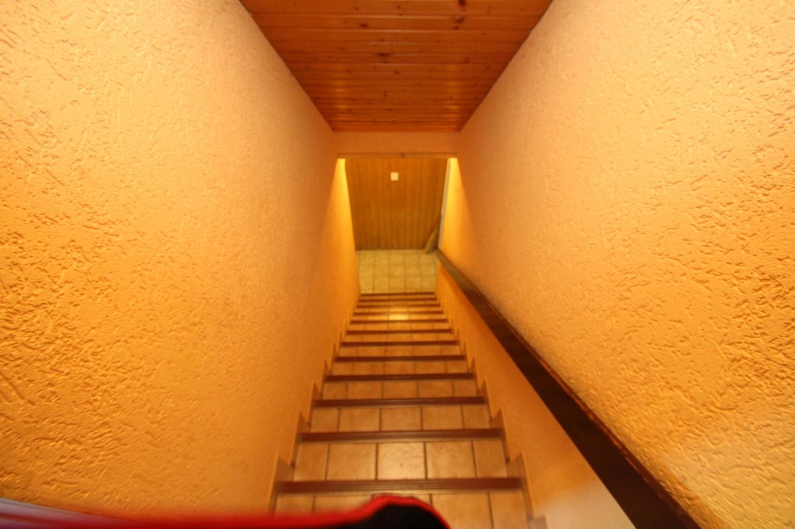 KG_Treppe aus Küche