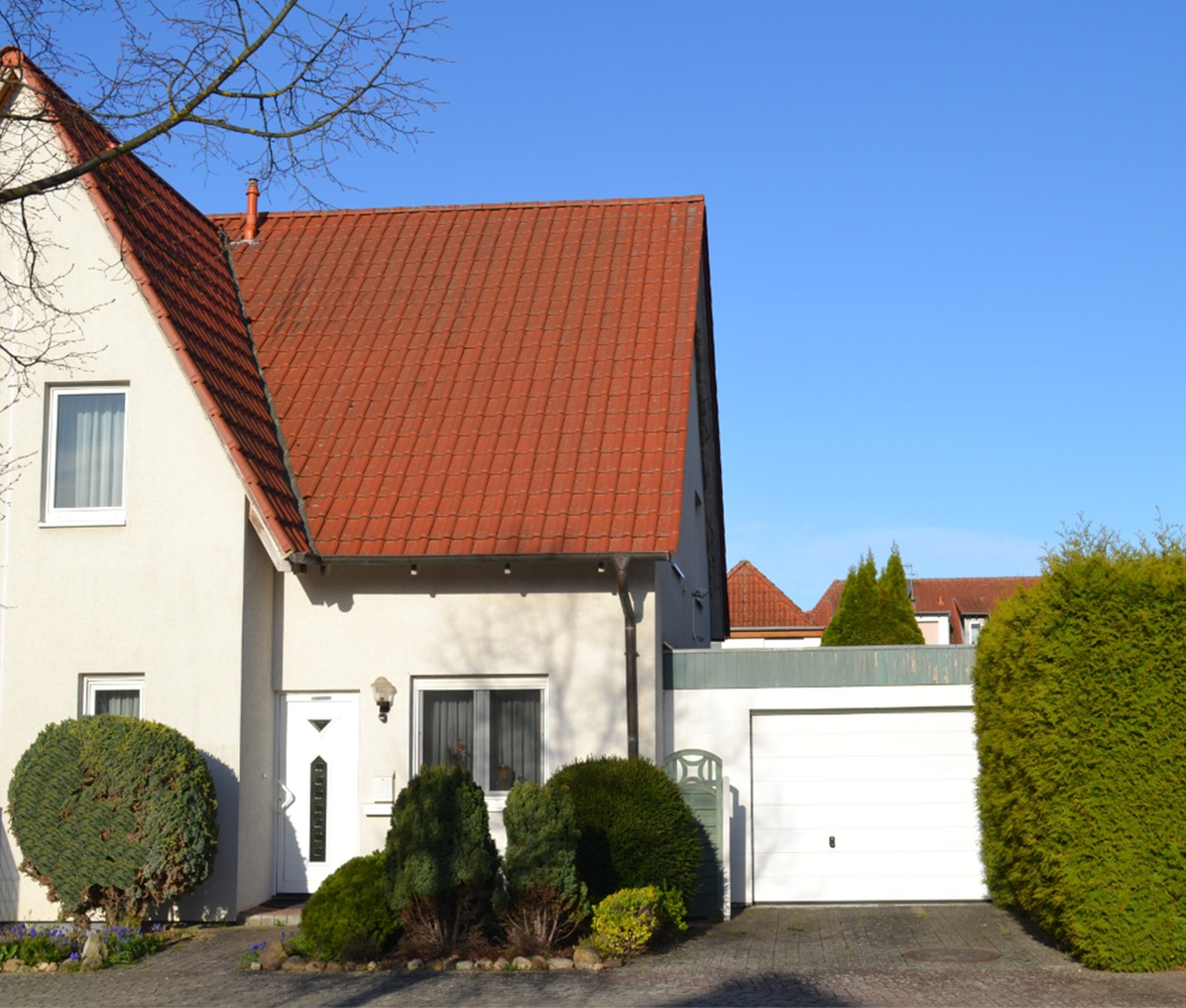 Frontansicht mit Garage