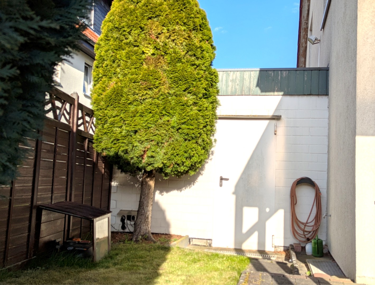 Garagenzugang vom Garten
