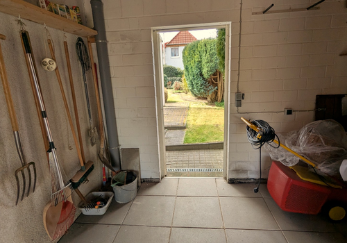 Garage mit Zugang zum Garten