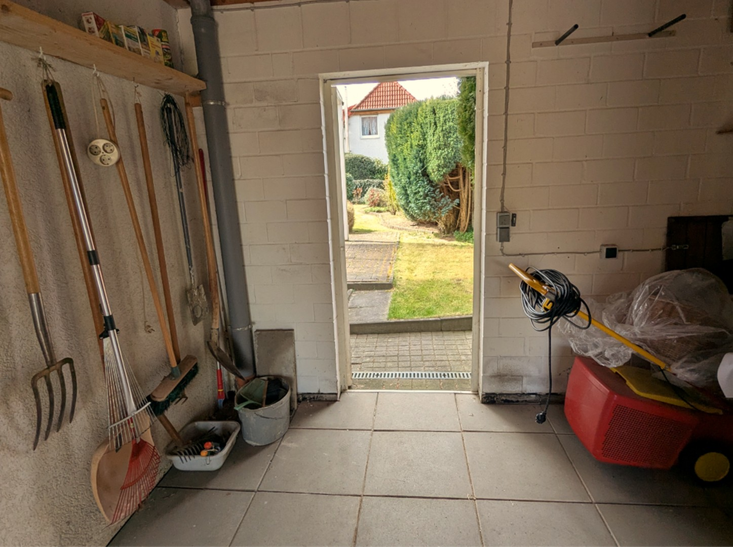 Garage mit Zugang zum Garten