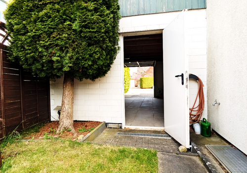 Garage mit Zugang aus Garten