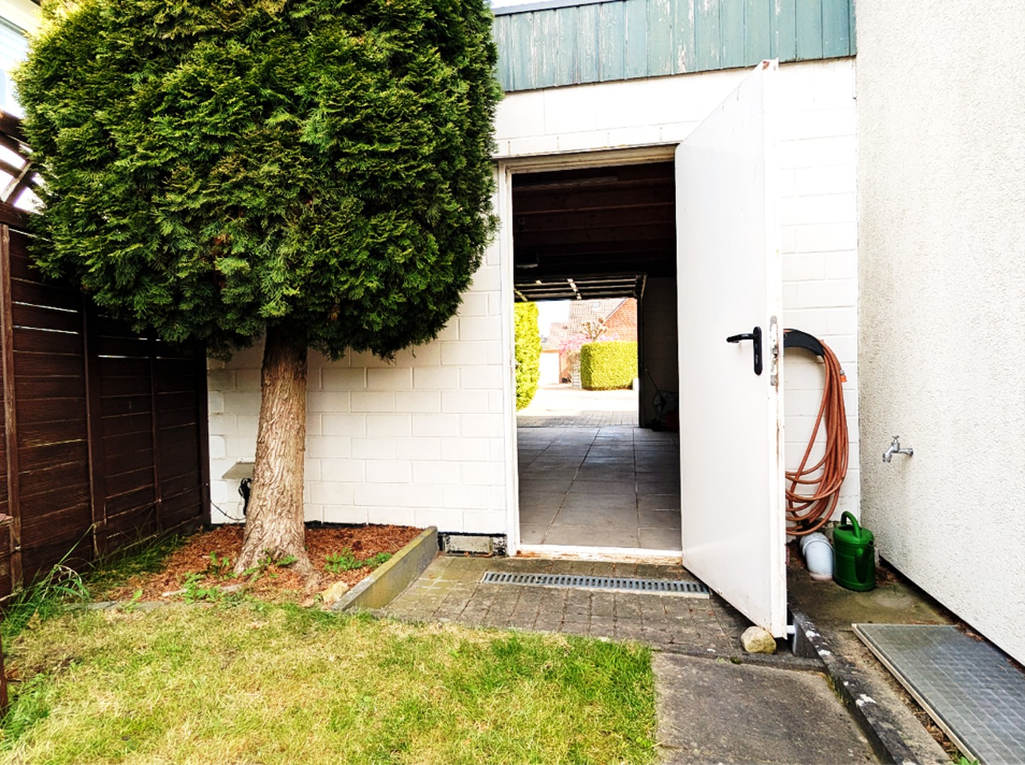 Garage mit Zugang aus Garten