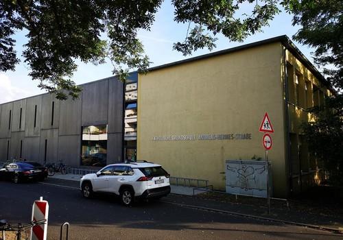 Grundschule gegenüber Wohnung