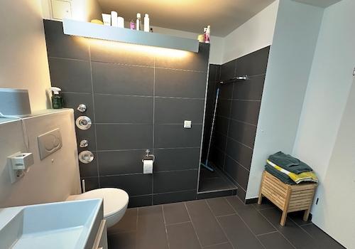 Bad mit begehbarer Dusche