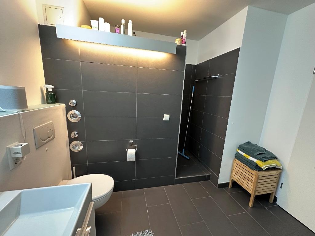 Bad mit begehbarer Dusche