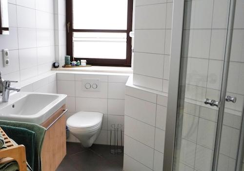Bad mit Dusche und Fenster