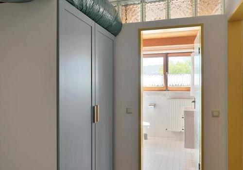 großer Kleiderschrank im Flur