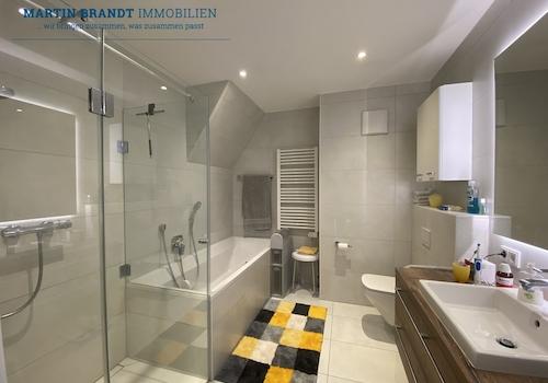 Bad mit Badewanne, Glasdusche und WC