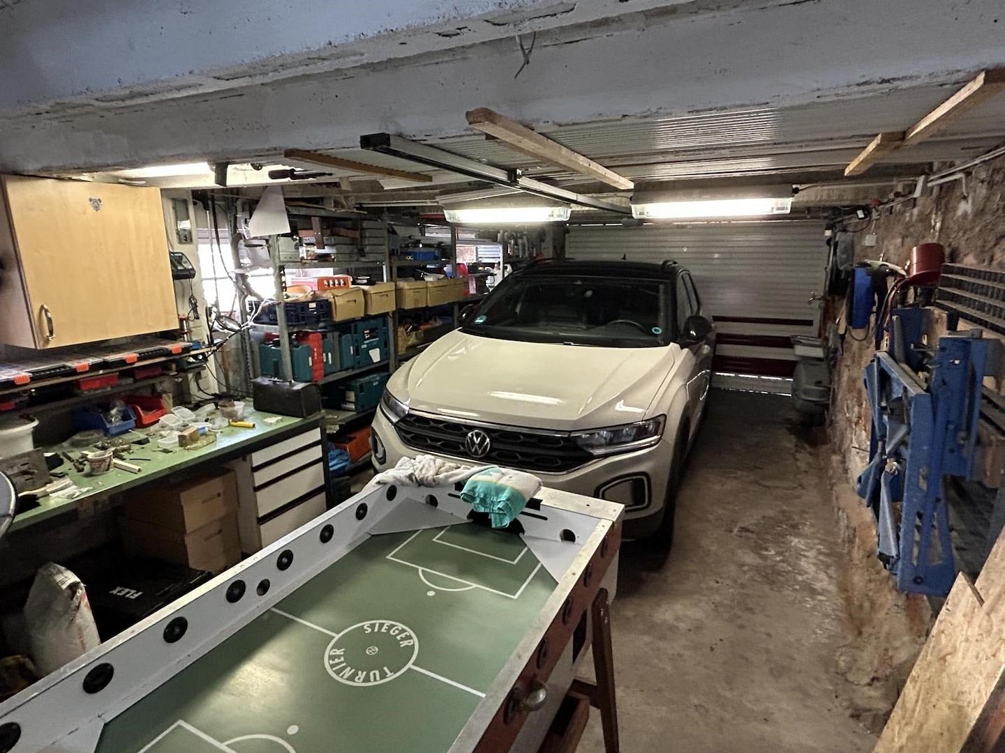 Große Garage im Haus