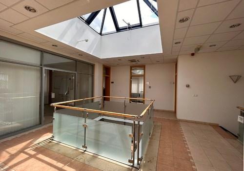 Galerie mit Lichtkuppel vom Erd- bis zum Obergeschoss