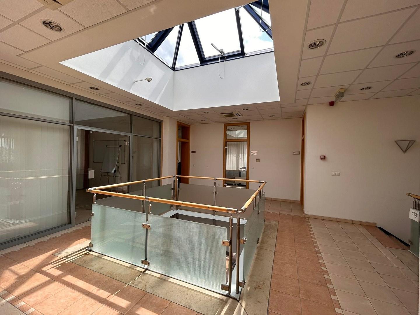 Galerie mit Lichtkuppel vom Erd- bis zum Obergeschoss