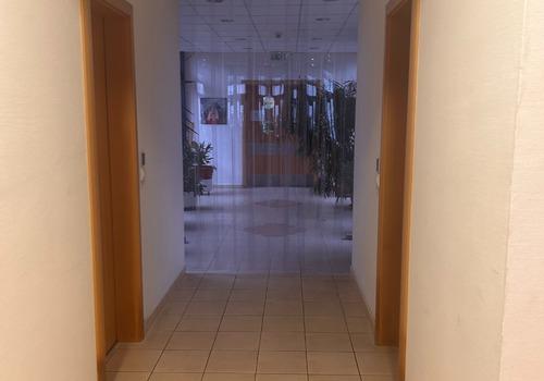 Durchgang vom Büro zum Gewerbebereich