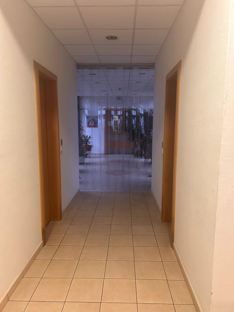 Durchgang vom Büro zum Gewerbebereich