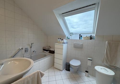 Tageslichtbad mit Wanne...