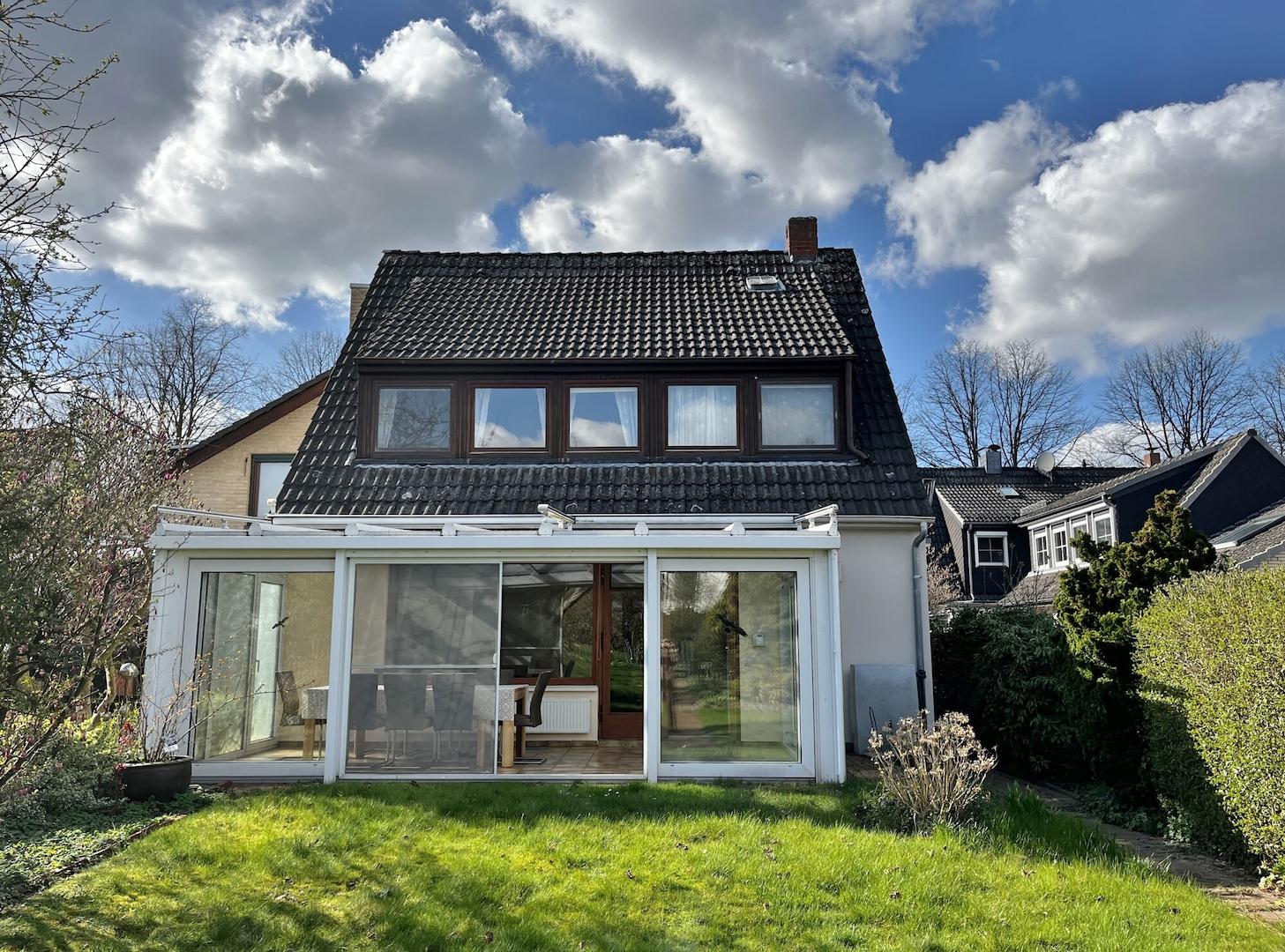 rückwärtiger Blick auf Haus 2 mit umschlossener Terrasse