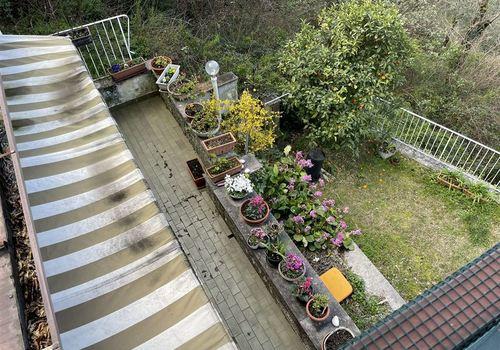 EG-Ausblick vom Balkon auf eigene Gartenanlage