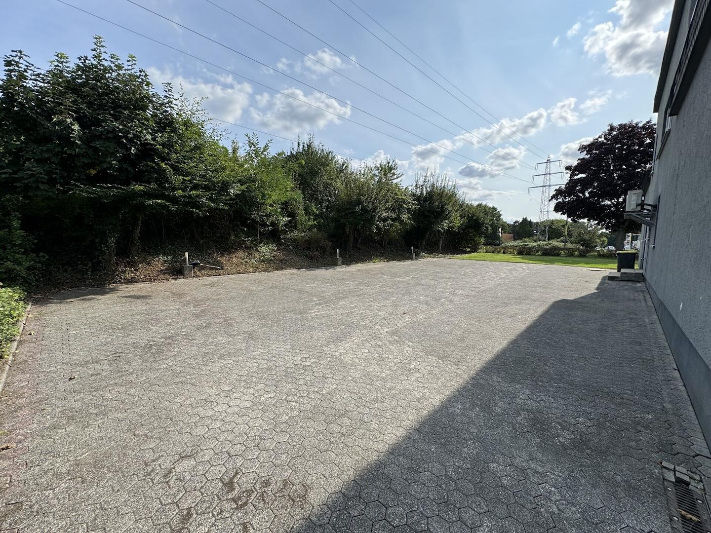 Parkfläche hinter dem Haus