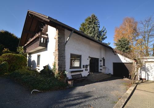 Seitenansicht und Hauseingang