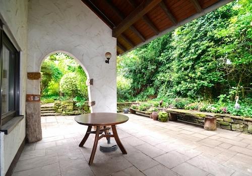 Großzügige überdachte Terrasse