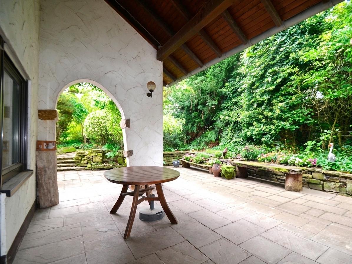 Großzügige überdachte Terrasse