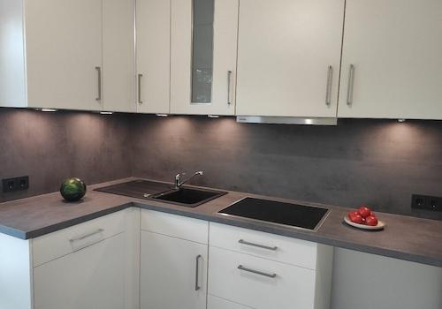 Küchenzeile mit Elektrogeräten