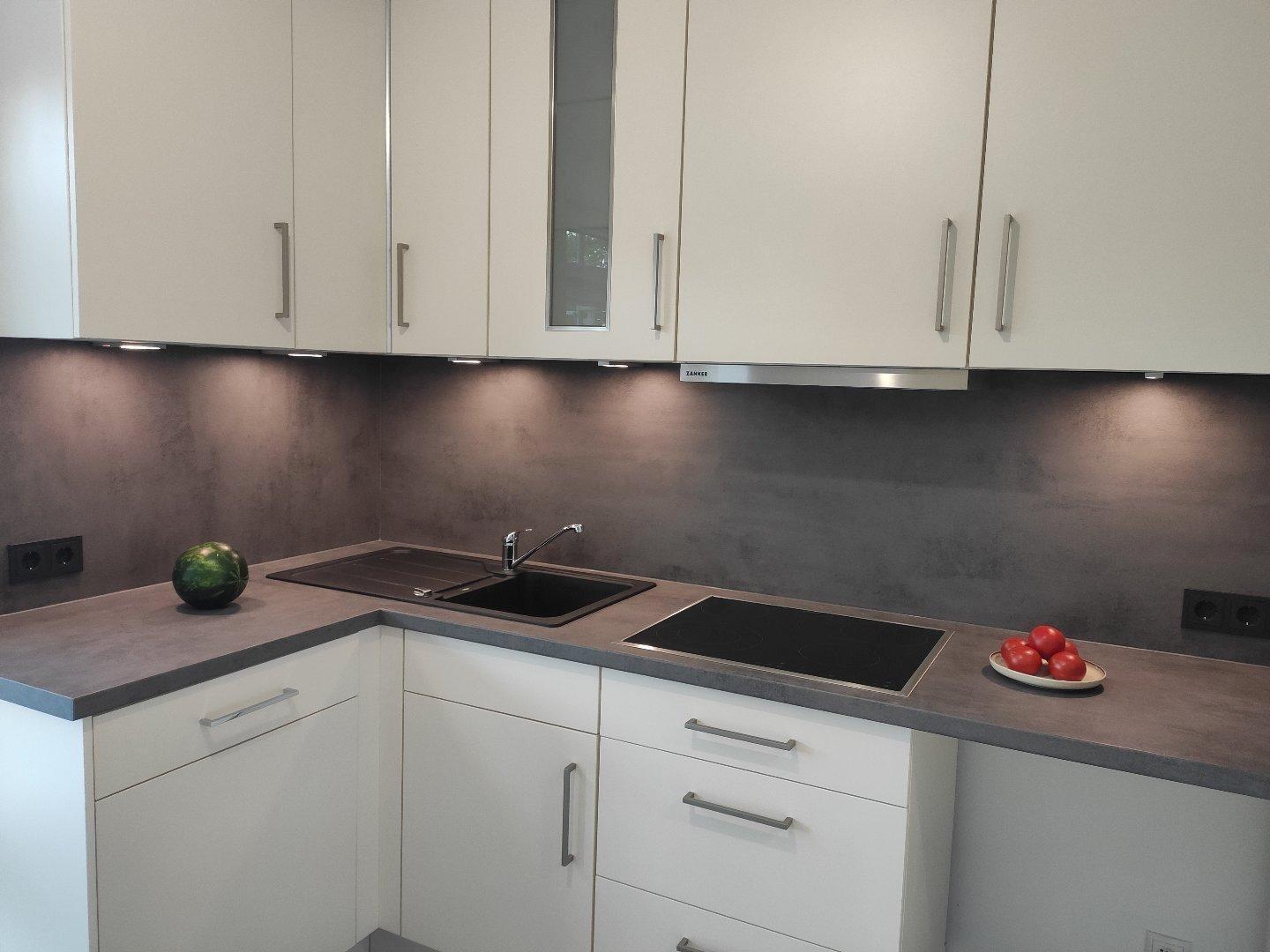 Küchenzeile mit Elektrogeräten