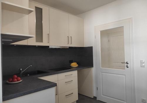 Küche mit zwei Küchenzeilen