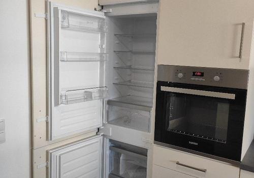 Küche mit Kühl-Gefrier-Kombi.