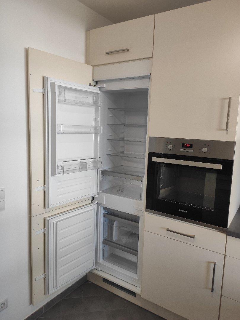 Küche mit Kühl-Gefrier-Kombi.