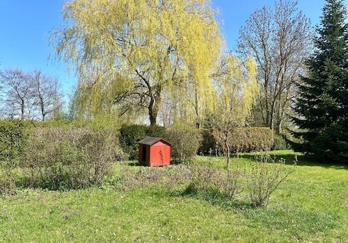 Grundstück mit Gartenpumpe