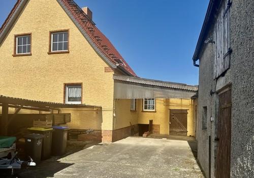 HofAnsicht mit Einfahrt