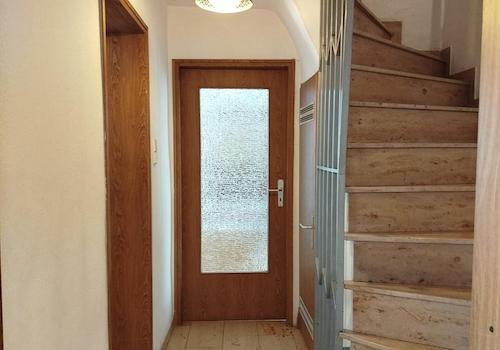 Flur EG Treppe zum OG