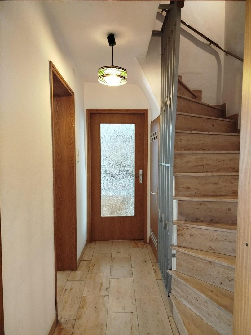 Flur EG Treppe zum OG