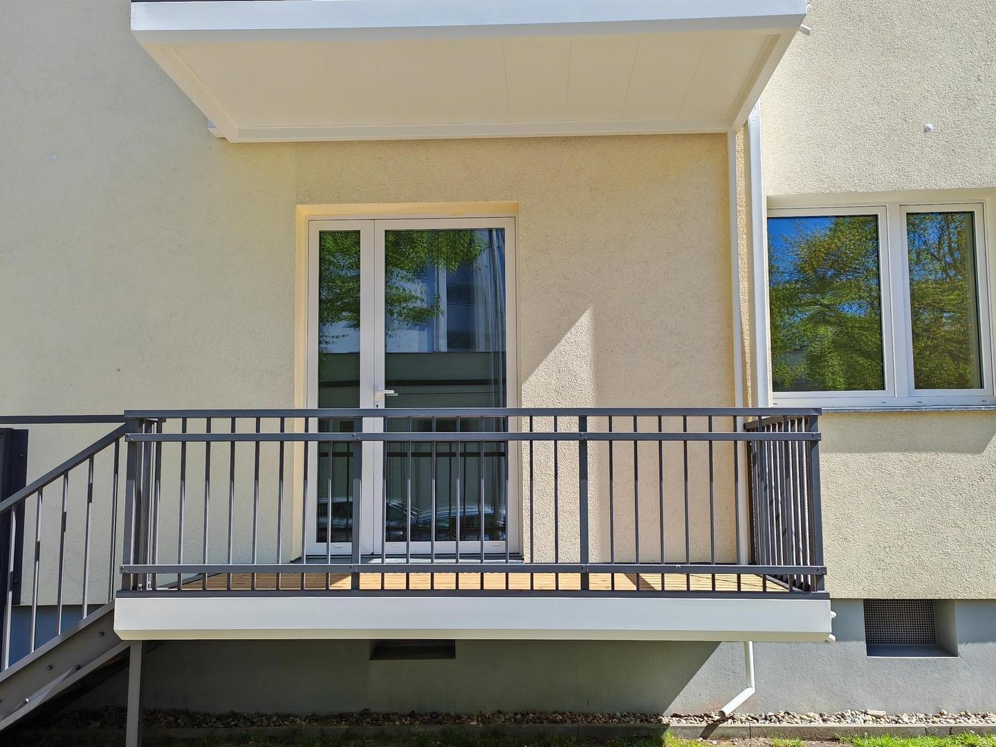 Separater Eingang mit Balkon