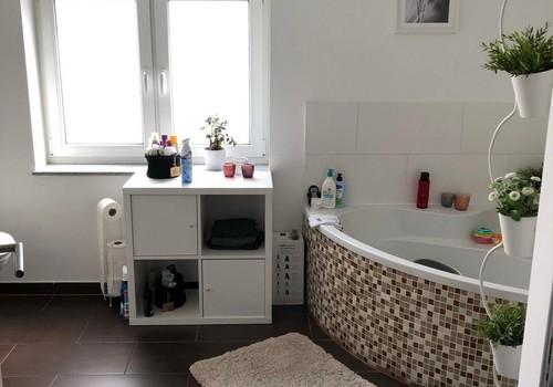 Badezimmer mit Badewanne 