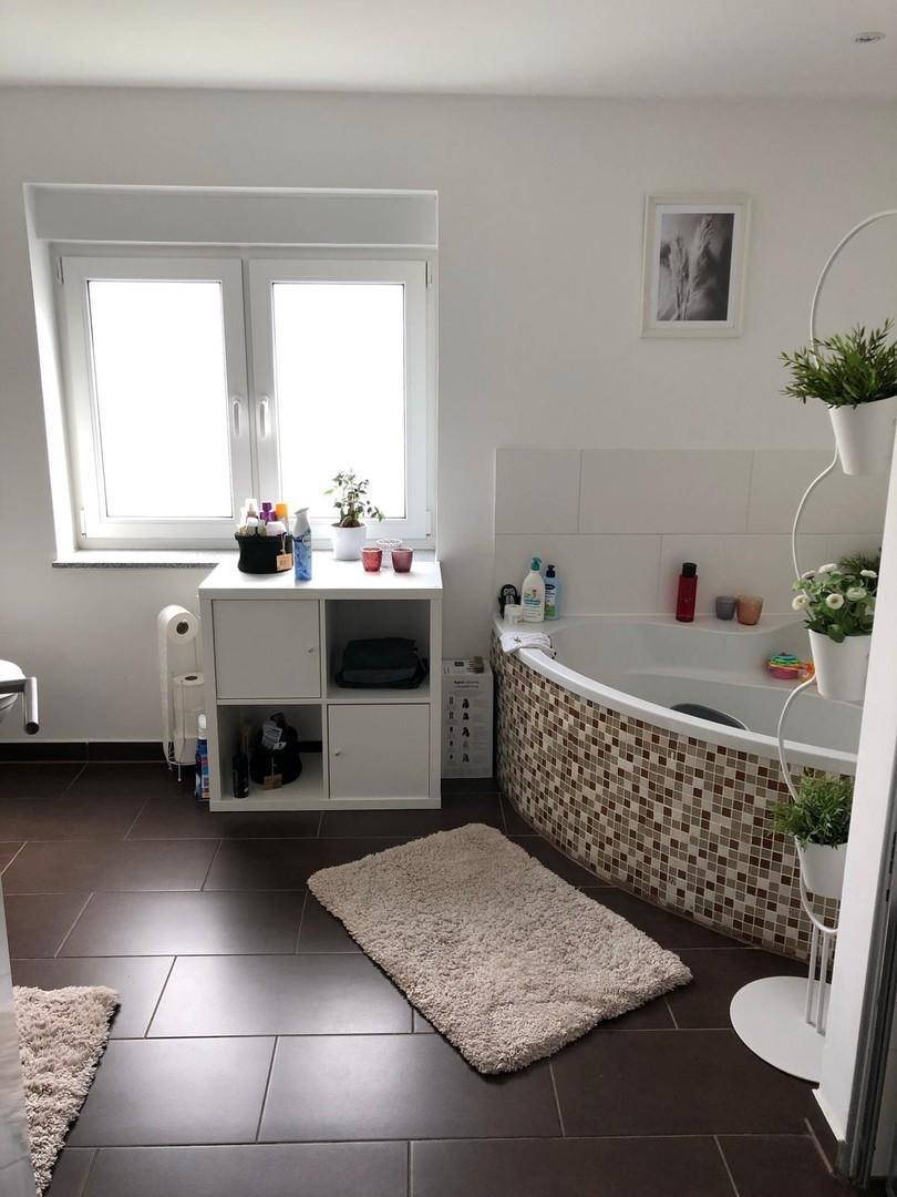 Badezimmer mit Badewanne 