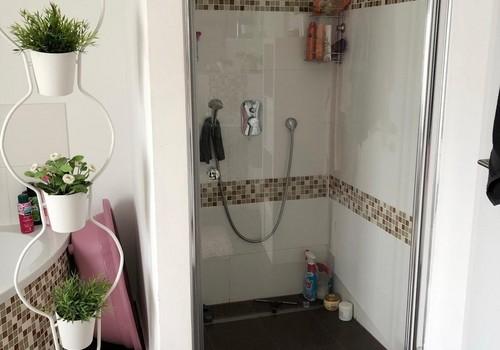 Badezimmer mit Dusche