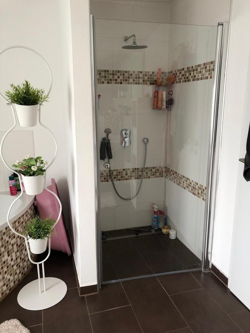 Badezimmer mit Dusche