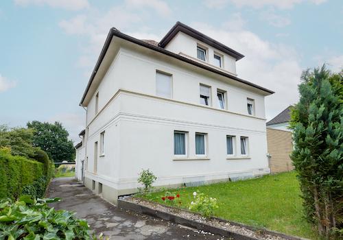 Außenansicht des gepflegten Mehrfamilienhauses