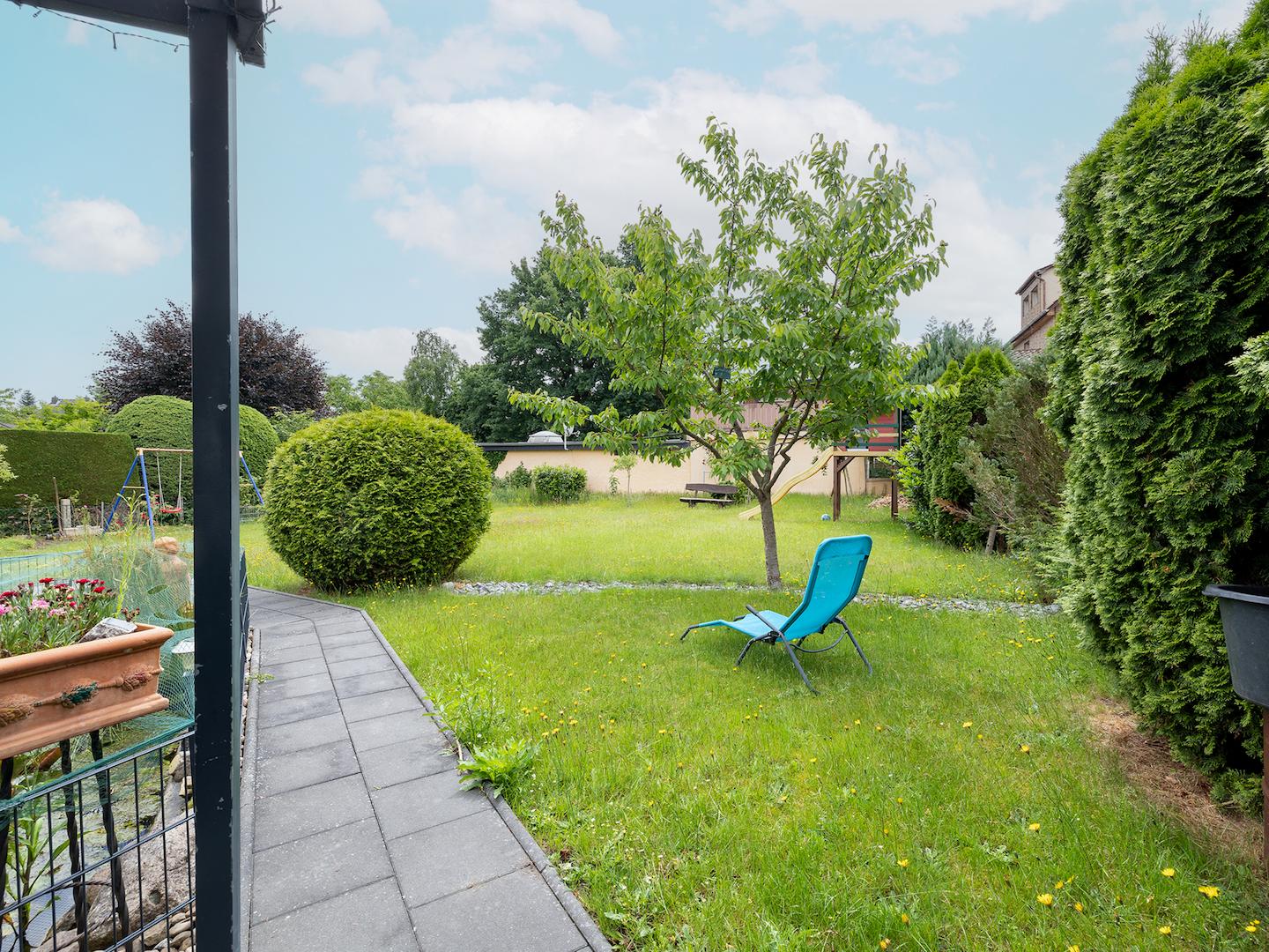 Weitläufiger Garten mit viel Platz für Familie und Freizeit